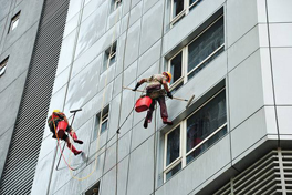 不同材質(zhì)的外墻應(yīng)當如何正確開展外墻清洗作業(yè)?