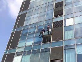 高空幕墻玻璃更換:應對挑戰的技巧與安全措施