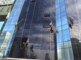 在進行外墻清洗時,一定要根據實際情況來!